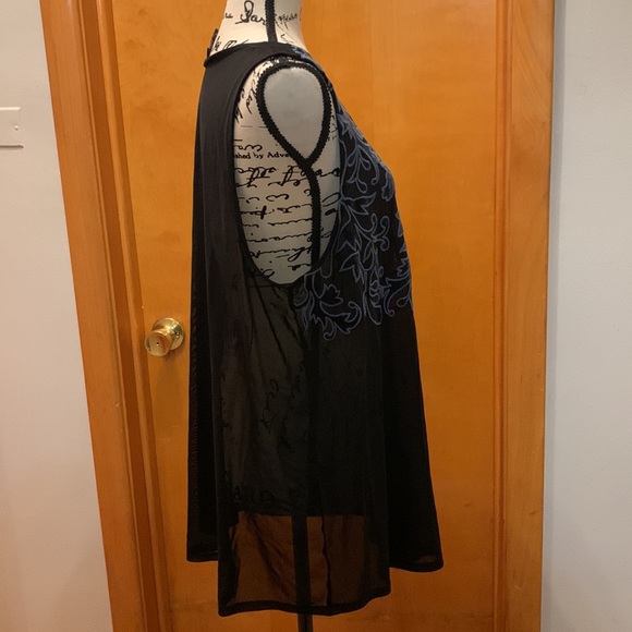 Torrid BLACK & NAVY VELVET MESH TANK. Great condition 
Item  11141906 - Picture 2 of 7